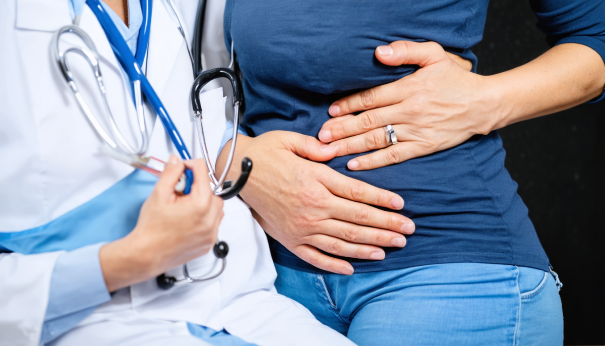 découvrez les causes principales du ventre gonflé sous la poitrine chez la femme et apprenez comment y remédier efficacement.