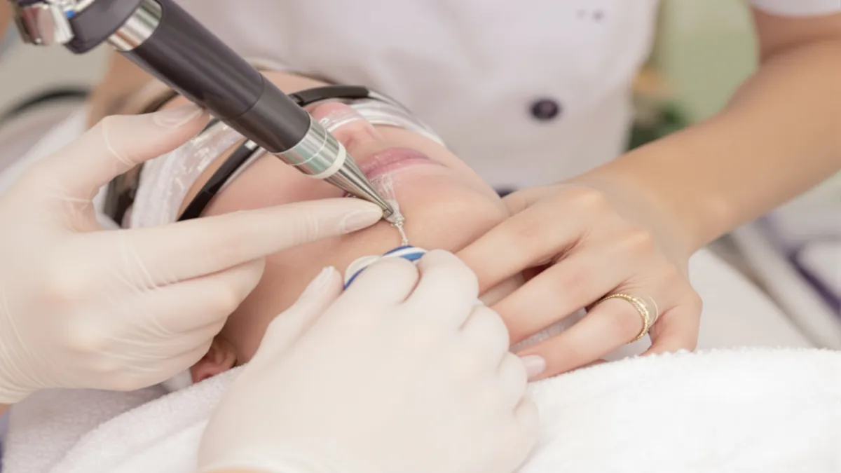 Procédure laser esthétique visage clinique dermatologique.